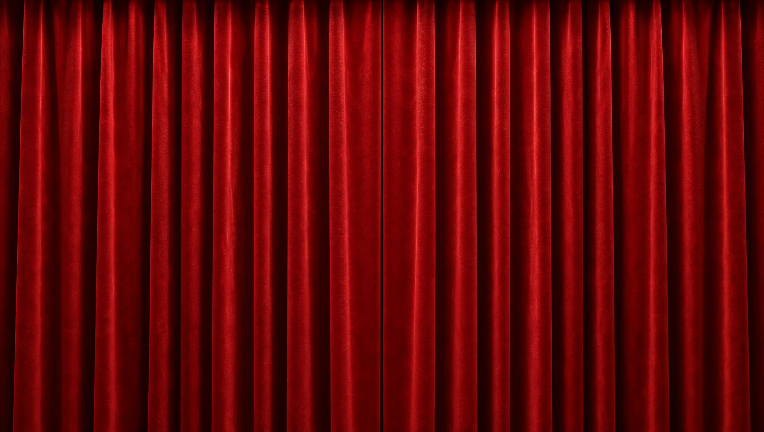 Un sipario di velluto rosso ancora chiuso, in attesa che la sala apra.
